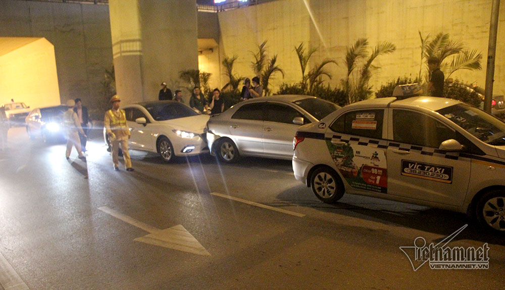 Hà Nội: 4 xế hộp đâm nhau liên hoàn trong hầm Thanh Xuân Hà Nội: 4 xế hộp đâm nhau liên hoàn trong hầm Thanh Xuân
